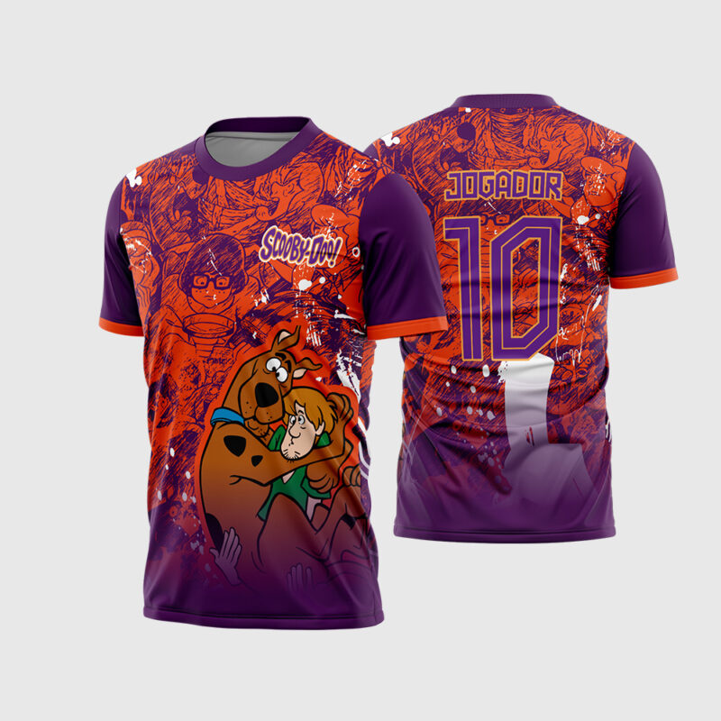 Mockup Camisa Interclasse Roxa e Laranja com fundo de sketches e Scooby-Doo frente e costas