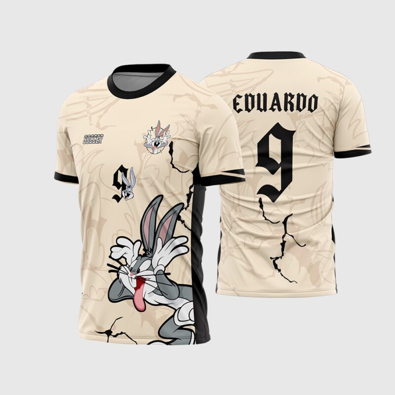 Mockup Camisa Interclasse Pernalonga Cinza com pose de "O que é que há velhinho" frente e costas