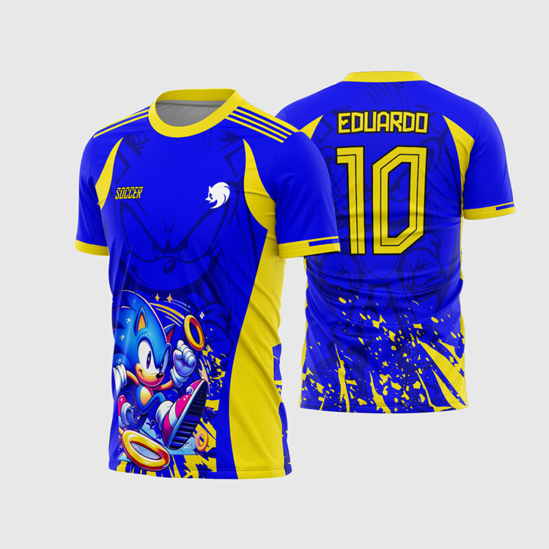 Mockup Camisa Interclasse Azul Sonic com argolas douradas e detalhes amarelos frente e costas