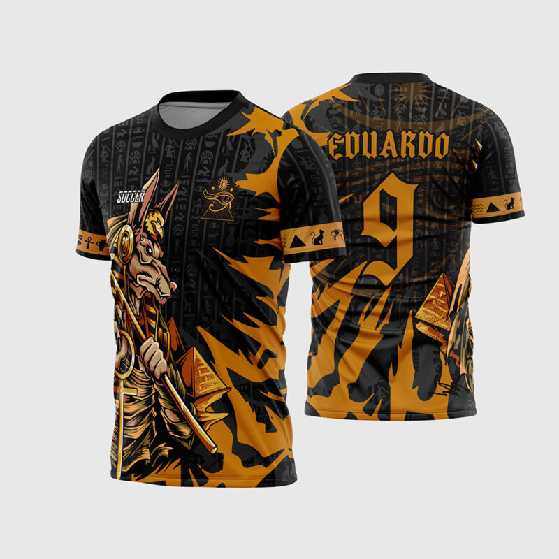 Mockup Camisa Interclasse Anúbis com hieróglifos e detalhes dourados frente e costas