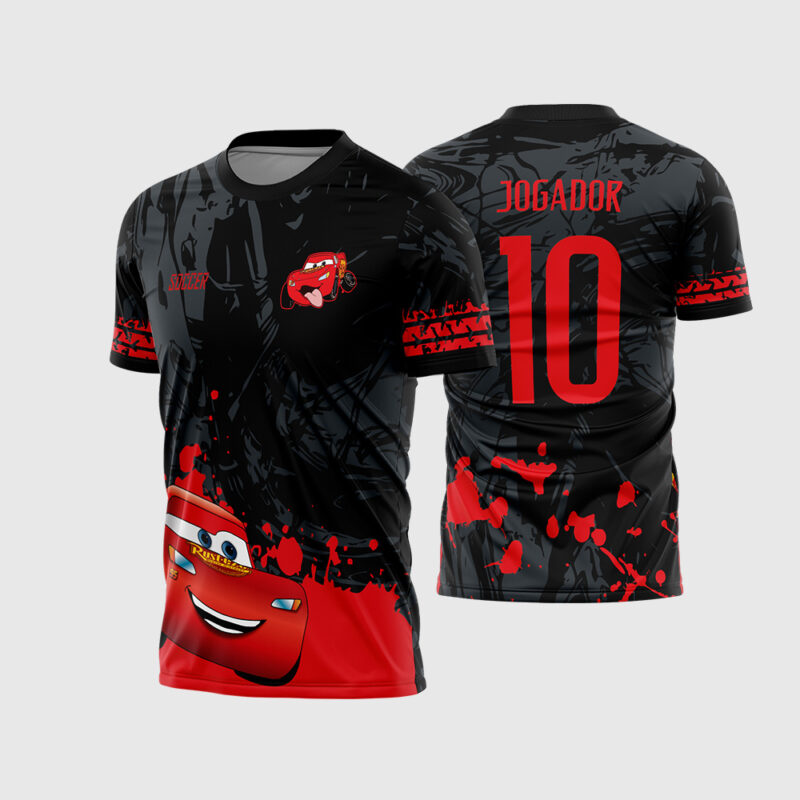 Mockup Camisa Interclasse Preta e Vermelha Relâmpago McQueen com marcas de pneu nas mangas frente e costas