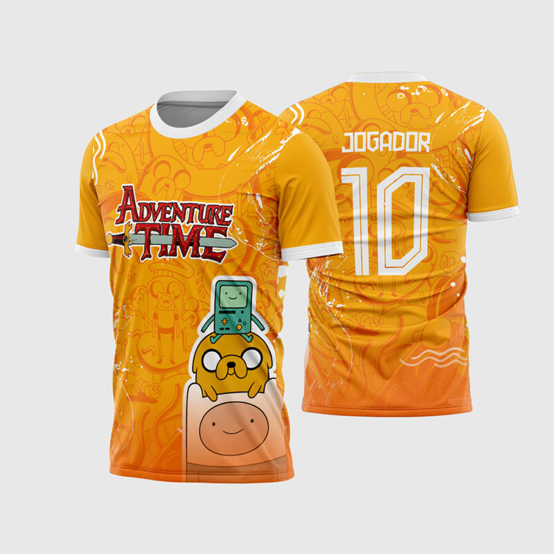 Mockup Frente e Costas Arte Vetor Camisa Interclasse Hora de Aventura cor laranja com Jake e BMO e fundo de desenhos