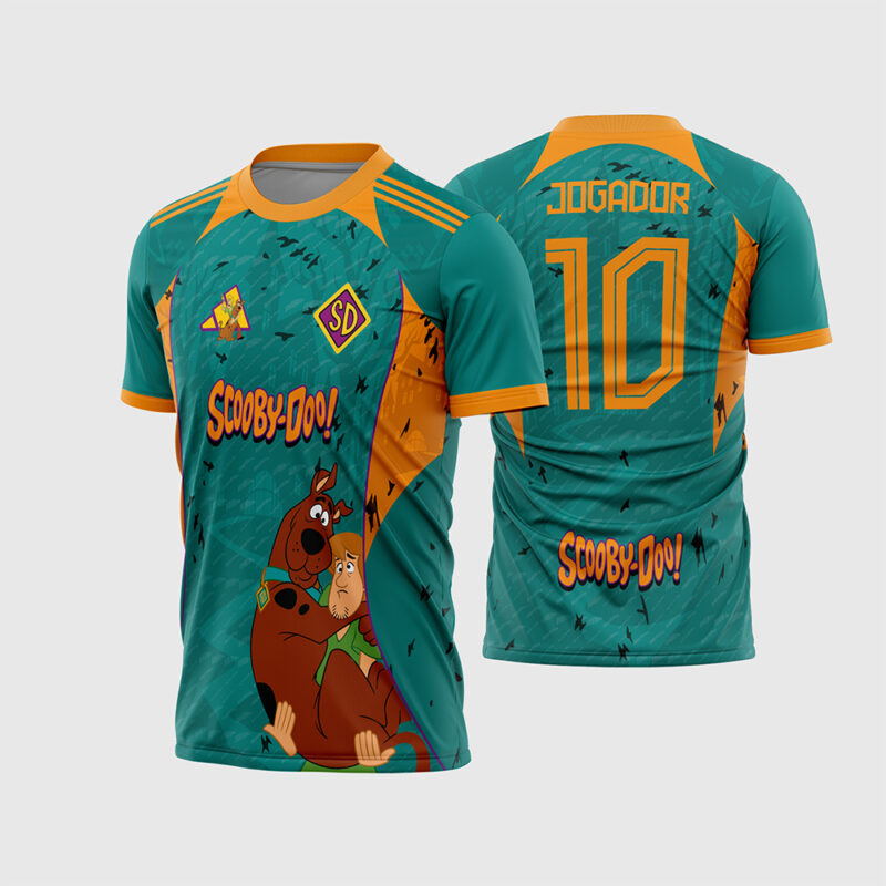 Mockup Camisa Interclasse Verde e Laranja com Scooby-Doo segurando Salsicha e fundo de morcegos frente e costas